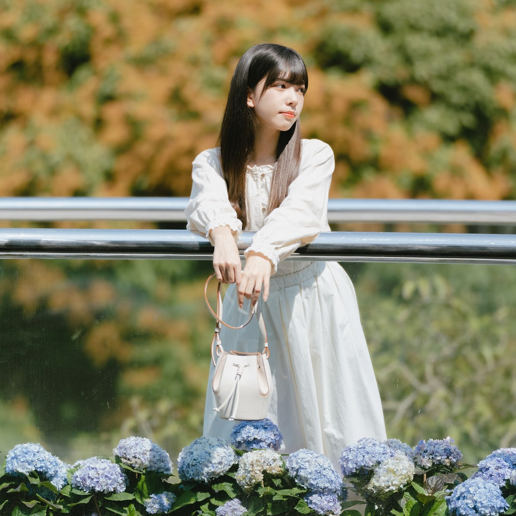 Samuel Ashley - Mini Chantal Drawstring Leather Bag in milk