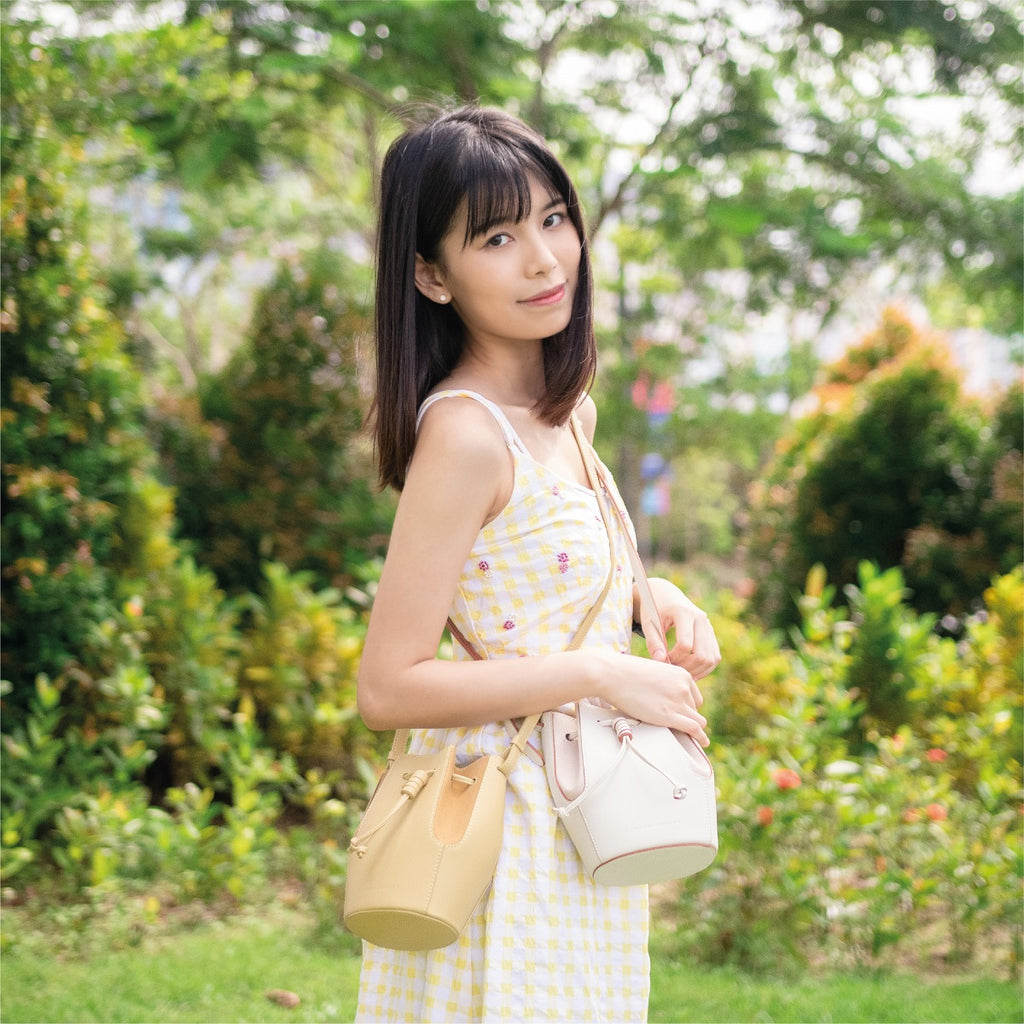 Samuel Ashley - Mini Chantal Drawstring Leather Bag in french vanilla, milk