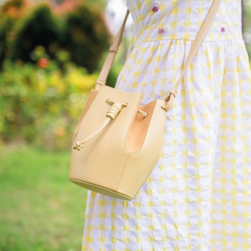 Samuel Ashley - Mini Chantal Drawstring Leather Bag in french vanilla